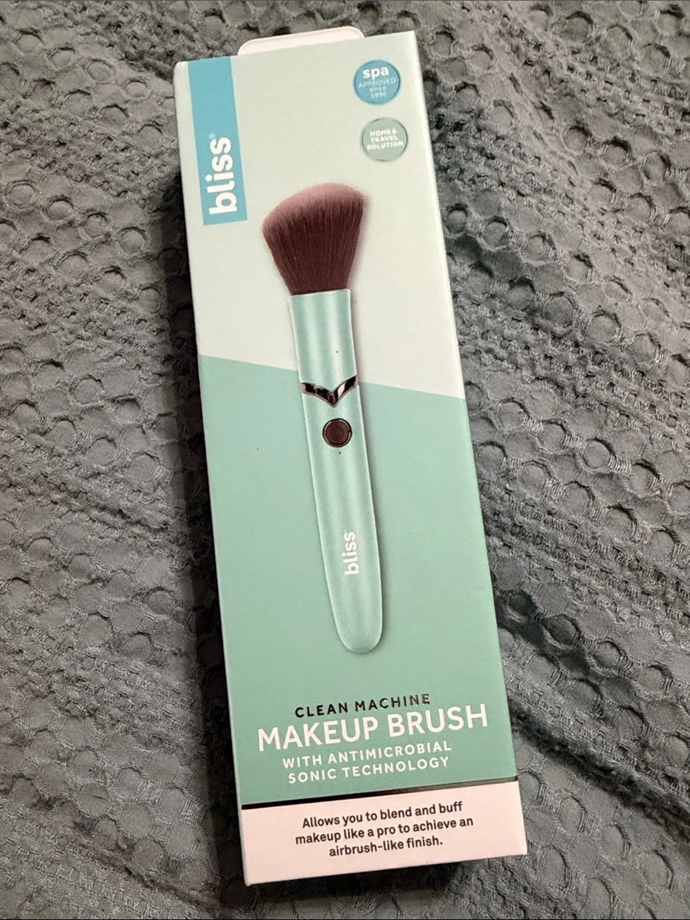 BLISS Clean Machine makeup brush turquoise